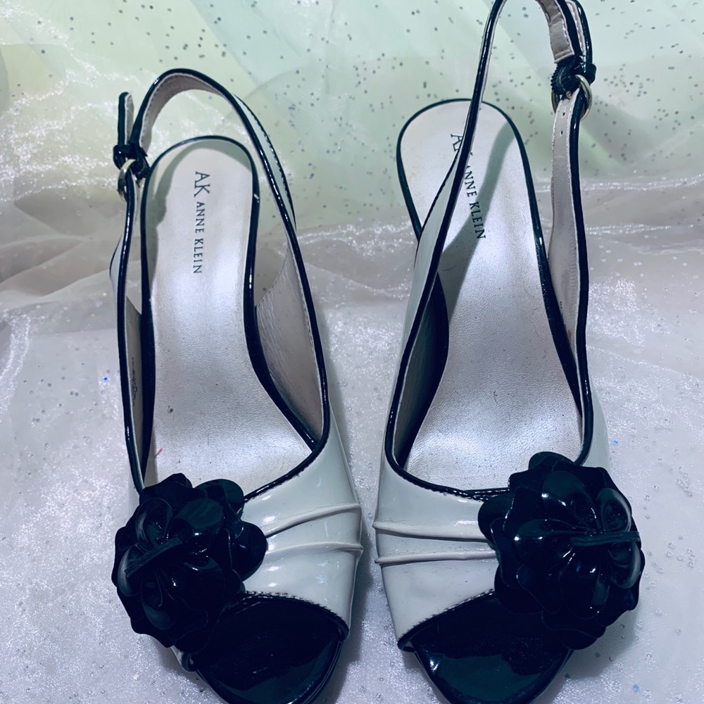Anne Klein shoes in patent leather white/black.